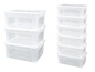 Une pile de boîtes de rangement transparentes avec couvercles.