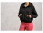 Un sweat à capuche noir zippé de Puma avec un legging rose.