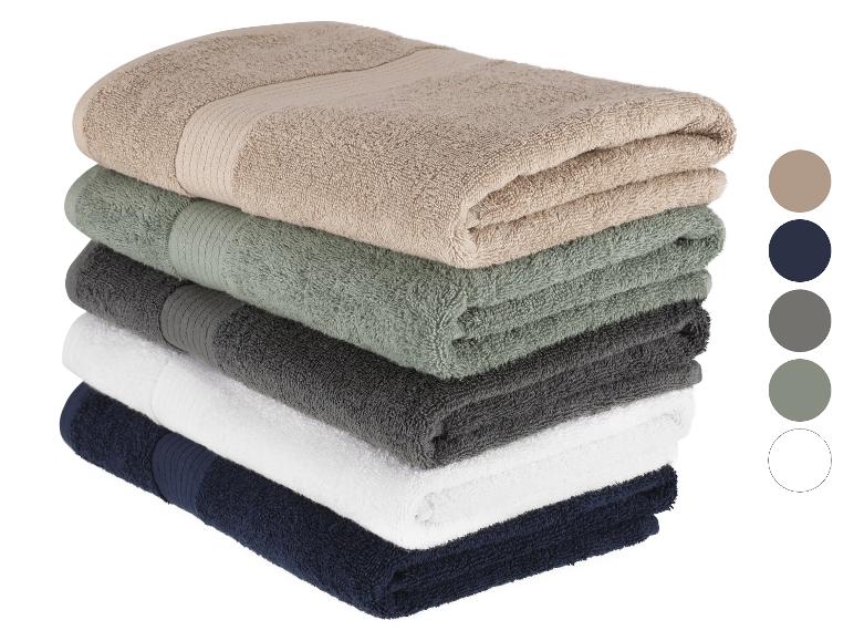 Une pile de serviettes de bain de différentes couleurs.