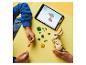 Enfant et adulte construisent un lapin LEGO avec des instructions numériques sur une tablette.