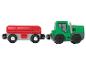 Un tracteur jouet vert avec une remorque rouge, connectés.