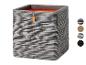 Pot carré gris avec motif ondulé et intérieur orange, avec des échantillons de couleurs.