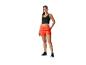 Sportive en haut noir et short orange.