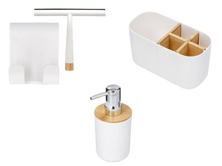Accessoires de salle de bain blancs et en bambou : raclette de douche, support mural, distributeur de savon et organiseur.