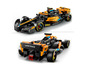 Deux voitures de course avec des logos de sponsors Chrome et Darktrace