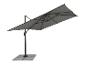 Parasol gris rectangulaire avec mât noir, posé sur quatre dalles grises.