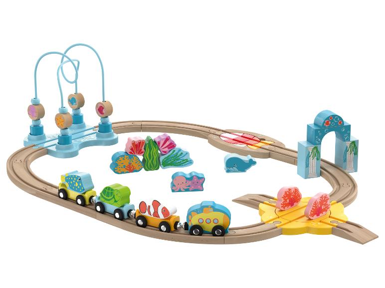 Ensemble de train en bois sur le thème marin, avec rails, train et accessoires.