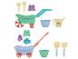 Deux ensembles de brouettes et moules à sable colorés pour enfants.