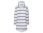 Un imperméable blanc à rayures bleues et violettes.