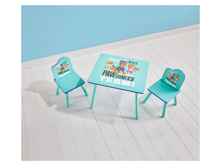 Une table et des chaises pour enfants sur le thème de la Pat'Patrouille.