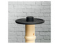 Platine noire avec trous sur un support en bois.