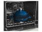 Cocotte en fonte bleue sur grille de four