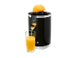 Un presse-agrumes noir avec une orange et un verre de jus d'orange.