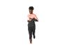 Femme en veste de course orange et noire et leggings noirs, en train de courir.