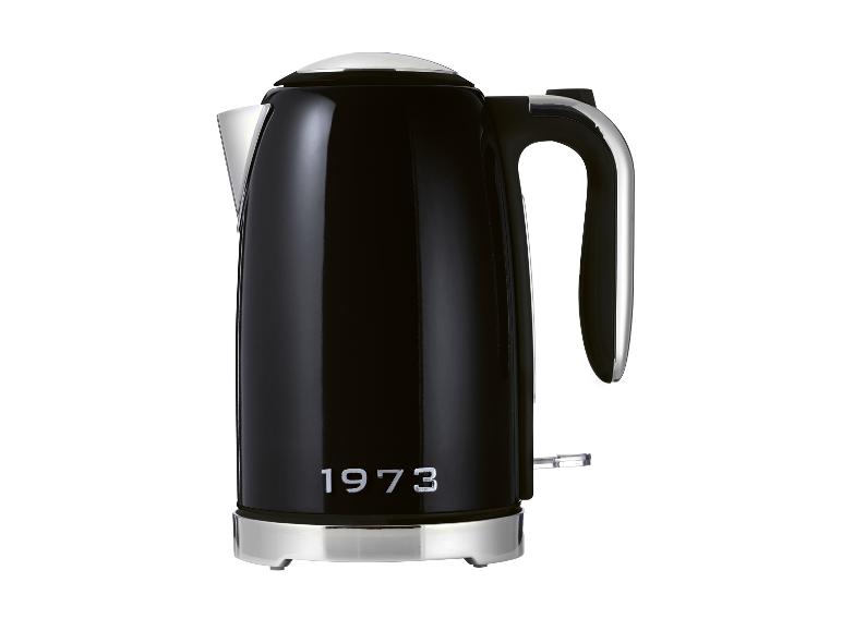 Bouilloire électrique noire avec des détails chromés et l'inscription « 1973 ».