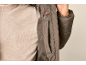 Veste homme avec poche intérieure et indicateur de chaleur, portée sur un pull.