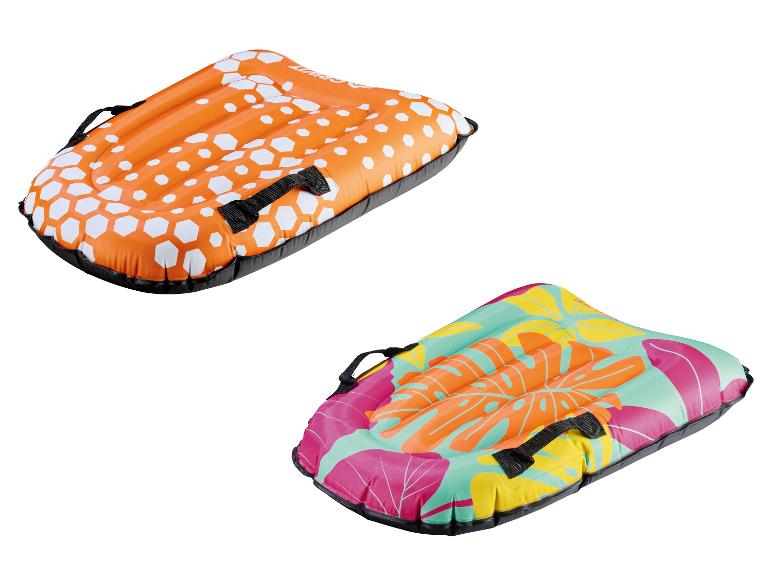 Deux bodyboards gonflables : un orange à hexagones blancs, un à feuilles tropicales.