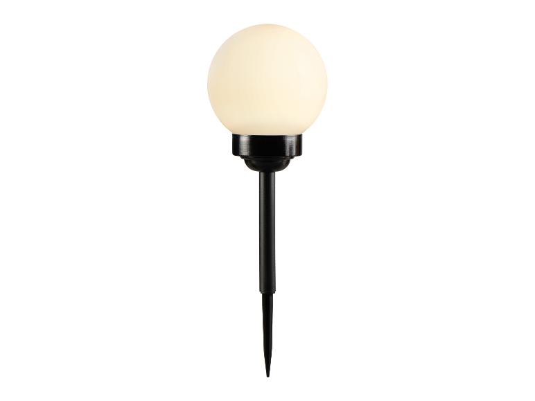 Lampe solaire de jardin avec abat-jour sphérique opale et piquet de terre noir.