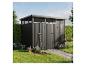 Abri de jardin noir avec outils de jardinage et fleurs dans un cadre verdoyant.