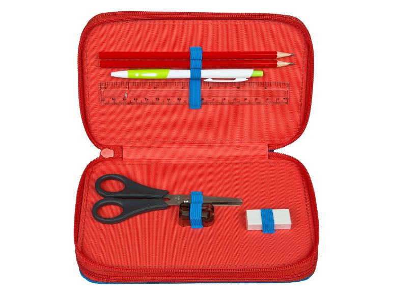 Trousse rouge ouverte avec crayons, stylo, règle, ciseaux et gomme.