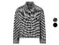Une veste noire et blanche à boutons