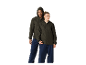 Un homme et une femme portant des vestes de sport vert olive.