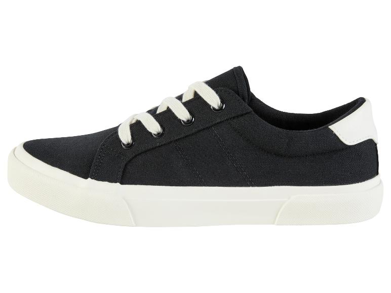 Basket noire en toile, lacets blancs, semelle crème.