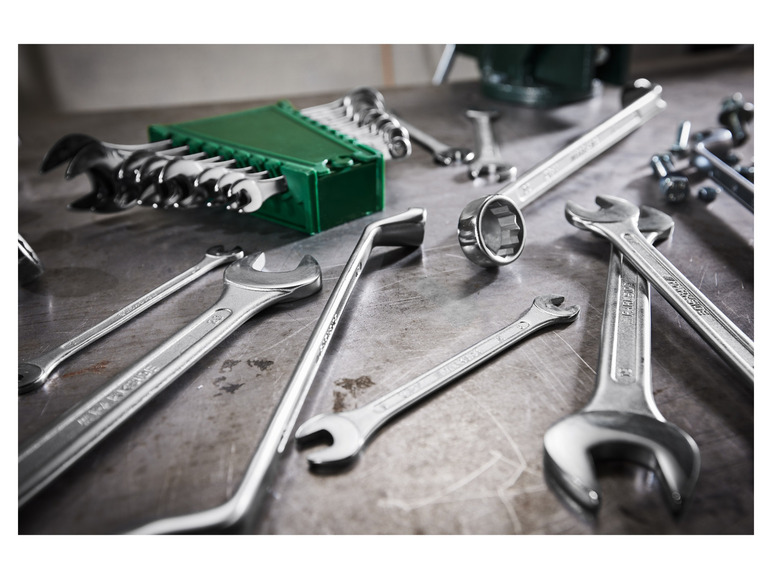 Un ensemble d'outils, y compris des tournevis et des clés, sur un établi.