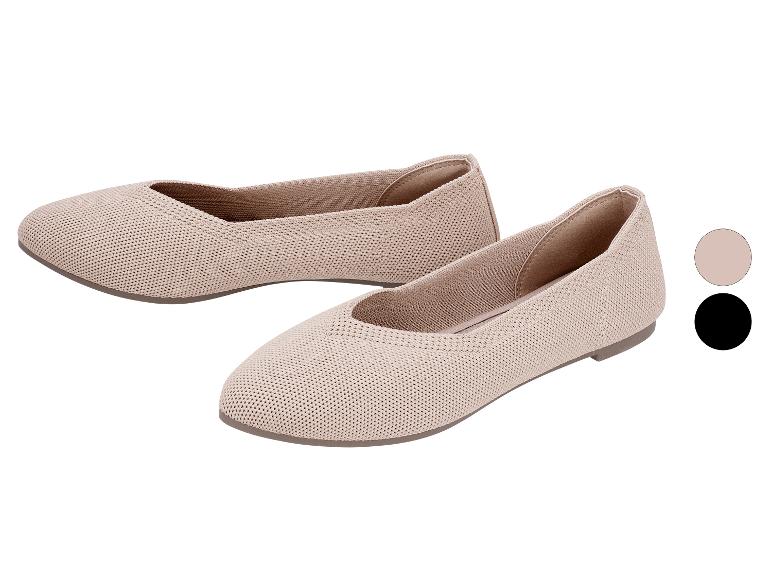 Deux ballerines en maille beige, avec options de couleur beige et noir