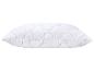Oreiller blanc matelassé avec un motif ondulé