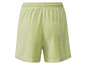 Shorts en éponge verts avec ceinture élastique.