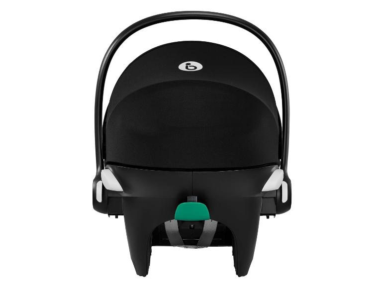 Siège auto pour bébé noir avec poignée de transport et capote, vue de face.
