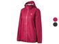 Une veste imperméable rose à capuche de Berghaus.