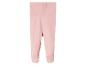 Un pantalon rose pour bébé avec des pieds.