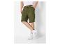 Shorts cargo vert olive et baskets blanches.