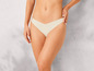 Une femme en bikini beige.