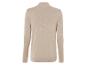 Un pull beige à col roulé.