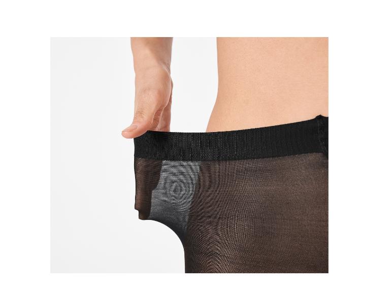 Femme étirant la ceinture d'un collant noir transparent