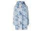 Un sweat à capuche bleu avec un motif tie-dye.