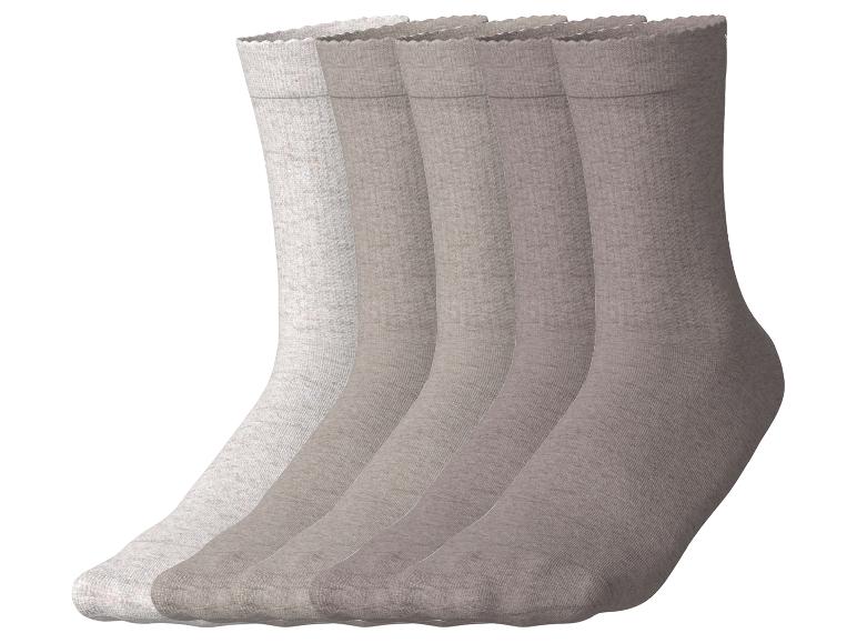 Six paires de chaussettes dans différentes nuances de beige et de marron.