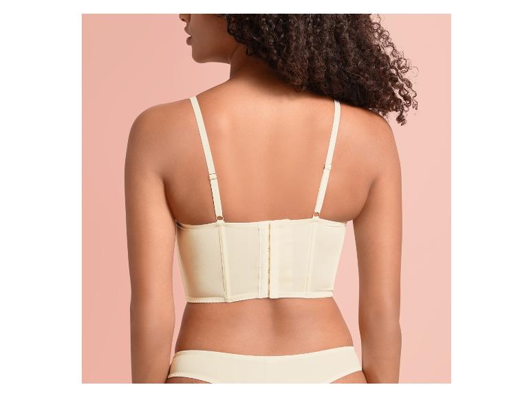 Une femme portant un soutien-gorge et une culotte couleur crème.