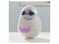 Un jouet Hatchimals Pixies Crystal Flyers, une créature violette et duveteuse sortant d'un œuf irisé.