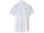Une chemise à rayures à manches courtes.