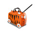 Une valise orange avec un motif tigre et des roues, idéale pour les enfants.
