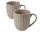 Deux tasses beiges avec des nervures verticales.