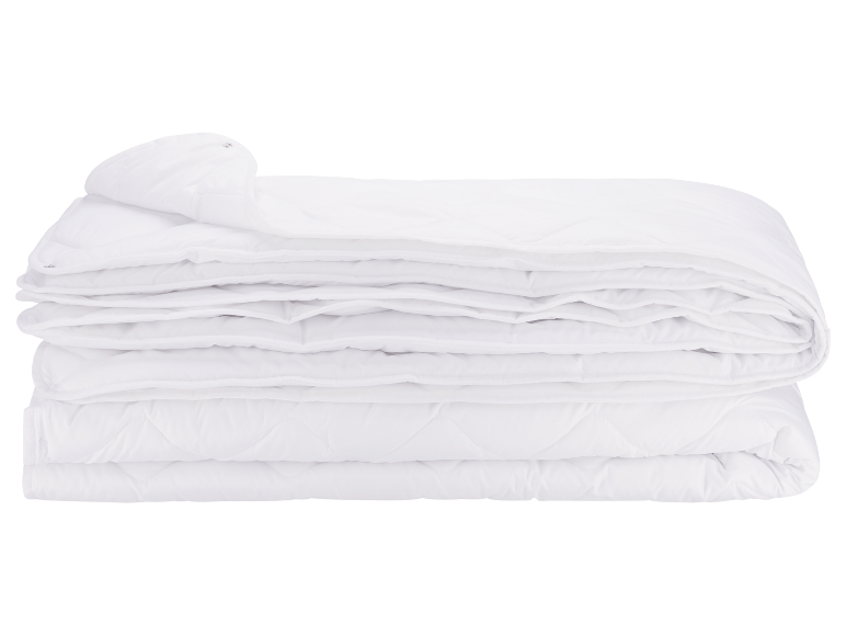 Une couette blanche pliée.
