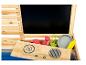 Une cuisine en bois avec un tableau noir et des accessoires comme un arrosoir et une casserole.