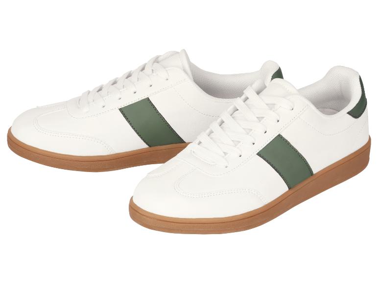 Baskets blanches avec des rayures vertes et une semelle marron