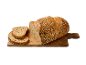 Pain aux graines tranché sur une planche à découper en bois.