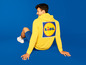 Un homme dans un sweat-shirt jaune avec le logo Lidl.